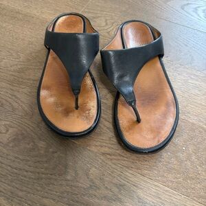 FitFlop Black Leather Thong Sandals size 8